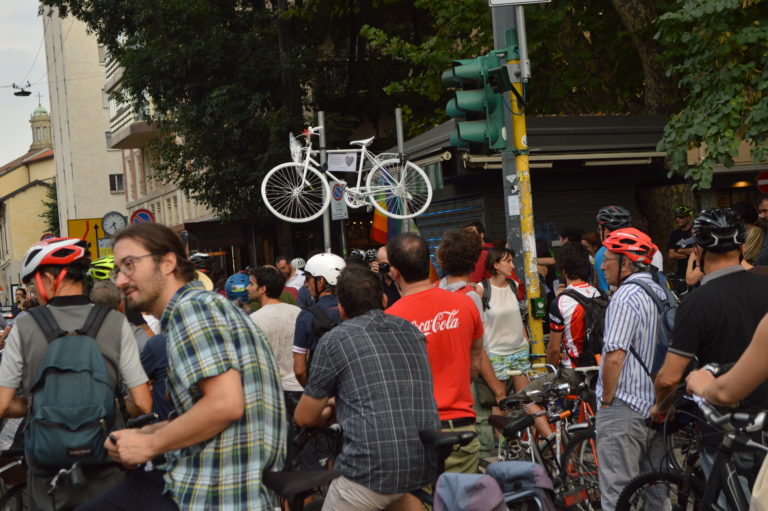 Ciclista Investito A Milano Centinaia Di Persone In Presidio Per Una