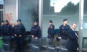Il cordone di polizia intorno all'edificio