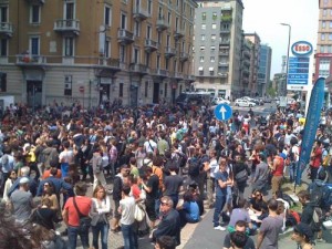 Tantissima gente in via Galvani!