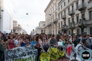 Uno degli striscioni che aprivano il corteo.