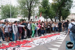 Lo striscione "Istruzione bene comune" e il corteo in Piazza Cavour.
