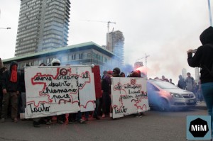 Gli scudi a difesa del corteo.