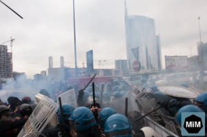 Un manganello colpisce così forte uno studente da rimbalzare diversi metri per aria...