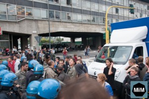 Il corteo nuovamente bloccato.
