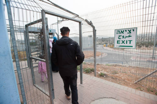 BIlal passa il checkpoint Israeliano che divide la sua area con il resto di Betlemme