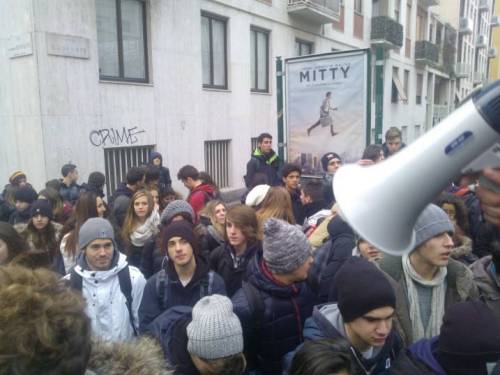 Presidio davanti alla provincia, gli studenti del liceo Calvino di Noverasco vogliono risposte!! (foto)