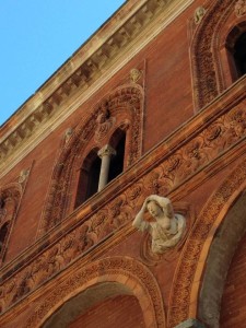 (anche le statue della Statale si mettono le mani nei capelli)