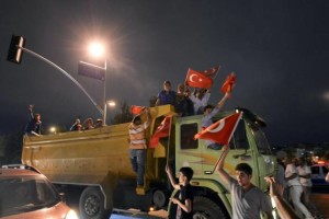 10desk3-spalla-turchia-protesta-giornale