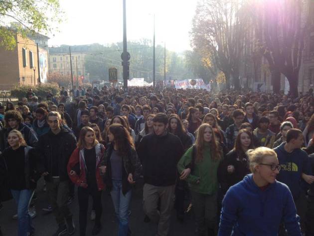 Milano – Sciopero della scuola del 13N – Il corteo e la solidarietà