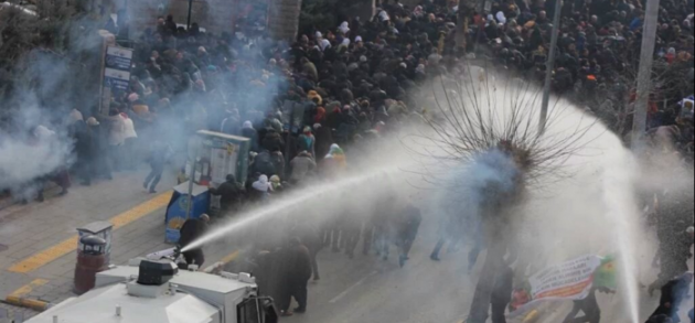[DallaRete] La polizia turca attacca le manifestazioni a Diyarbakir, Van, Kiziltepe, Izmir e Istanbul