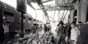 Il lavoro dei soccorritori subito dopo la strage di Bologna del 2 agosto 1980. ANSA