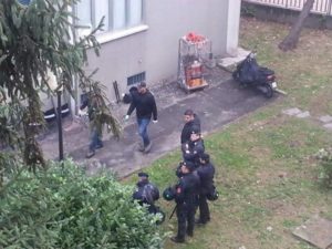 Carabinieri, Digos e operai MM durante lo sgombero in Turchino di martedì. L'unica presenza percepibile delle istituzioni nei quartieri popolari...