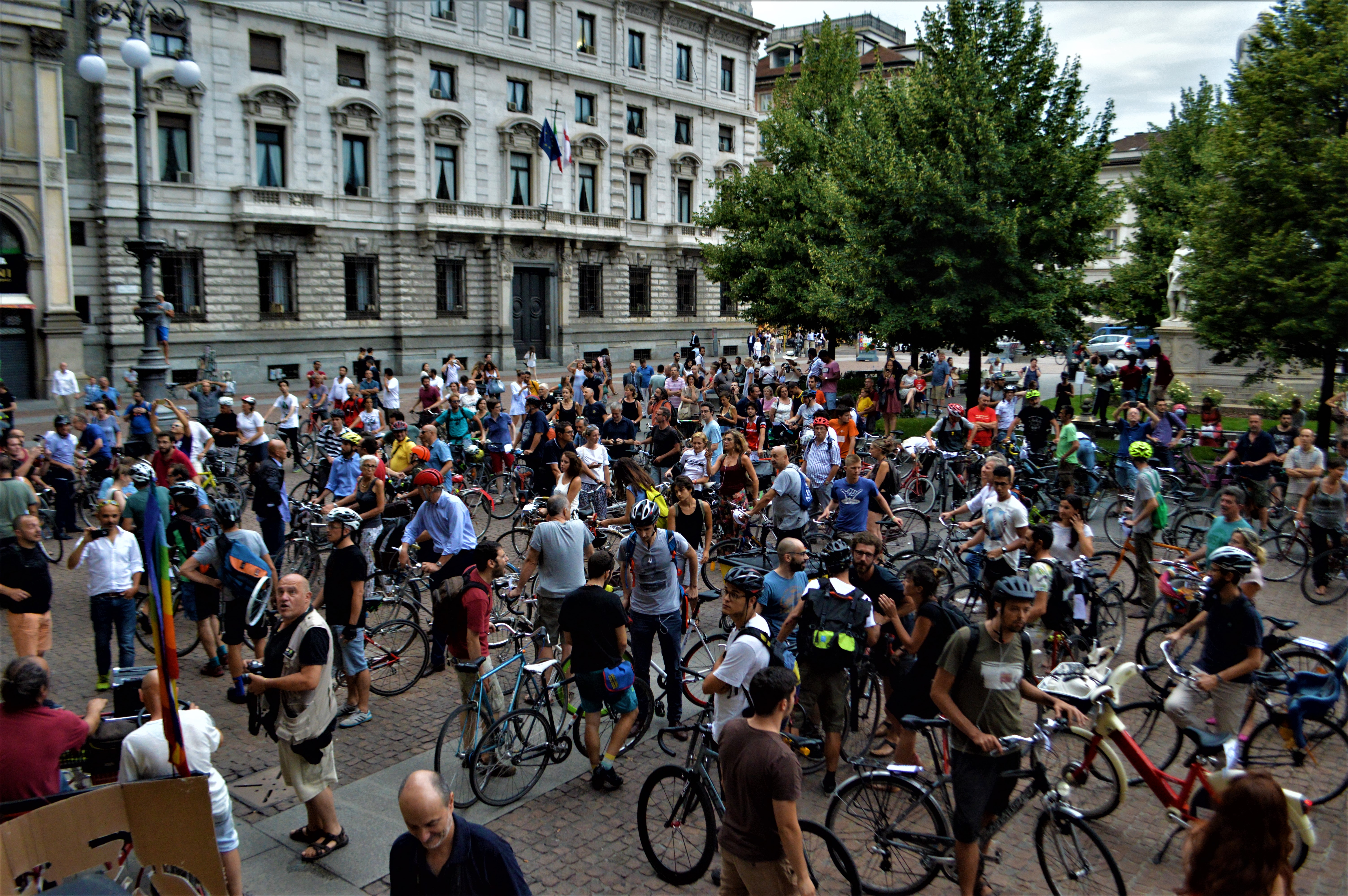 Ciclista investito a Milano, centinaia di persone in presidio per una città ecosostenibile!