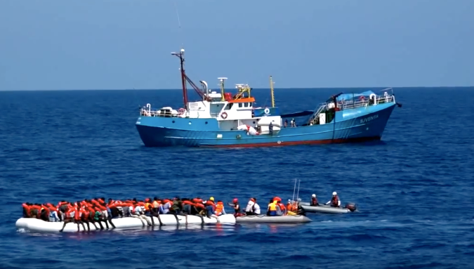 La nave umanitaria Iuventa fermata per controlli a Lampedusa. Nel pomeriggio viene messa sotto sequestro e perquisita