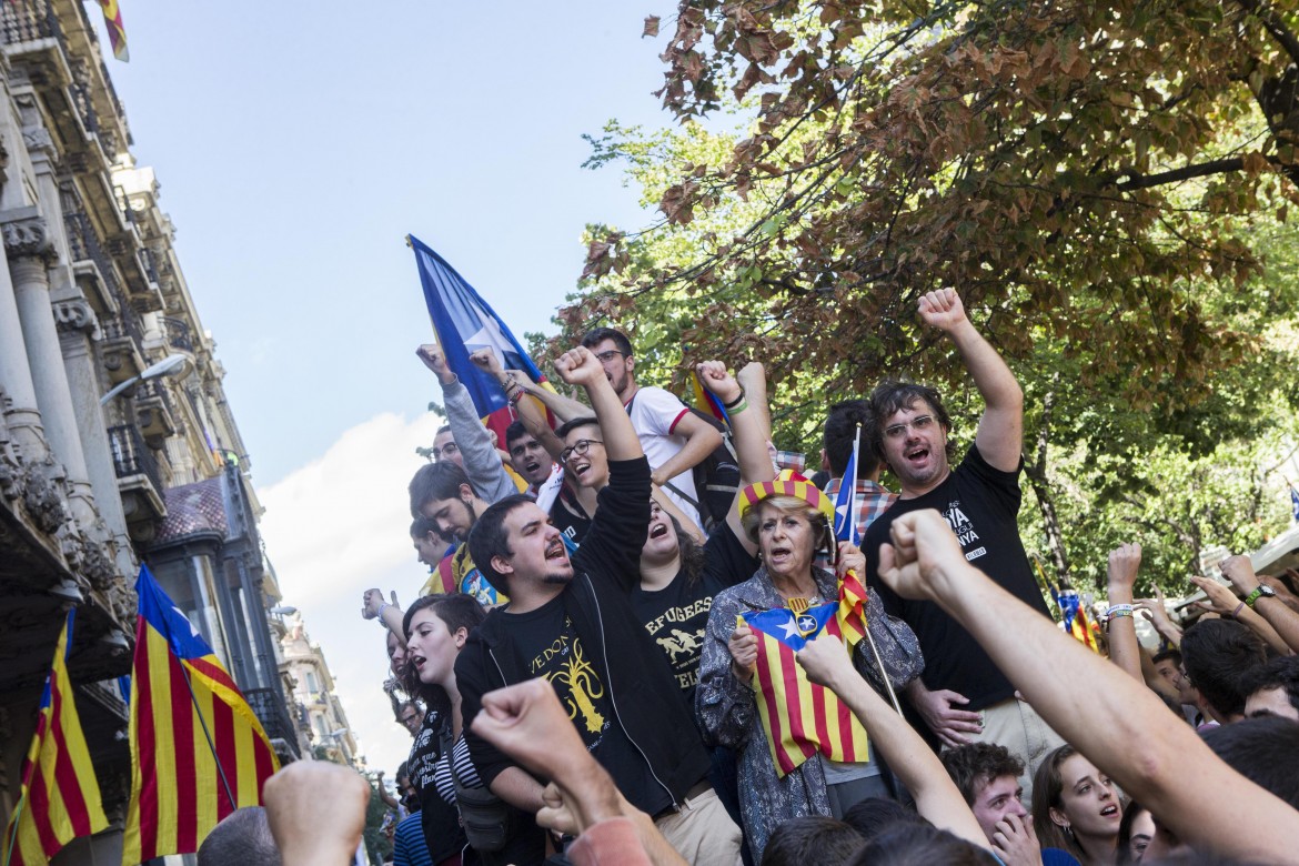 La «repubblica di Catalogna» scende in piazza, il fronte si allarga
