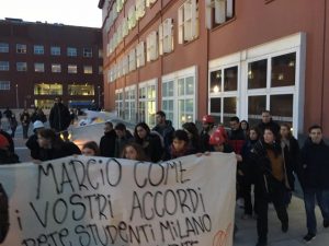 Gli studenti davanti all'Università