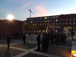 Il presidio di fronte all'Ateneo