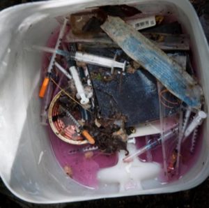 Il mare di siringhe che gli occupanti del Lambretta trovano al loro ingresso negli stabili nell'Aprile 2012