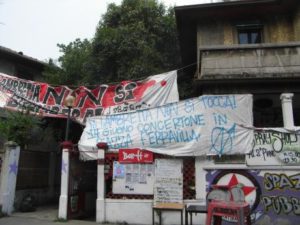 Striscioni fuori dal Lambretta