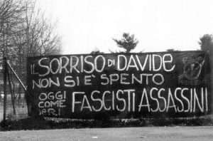 Striscioni al corteo funebre