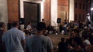 Il concerto davanti a LUMe sgomberato la sera del 25 Luglio