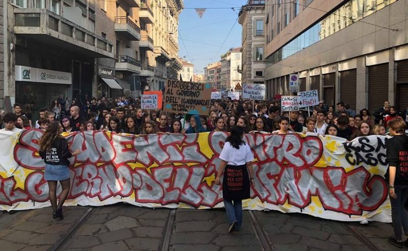 “Chiudere le sedi della Lega! Aprire i porti!” – 3.000 studenti in corteo contro Salvini