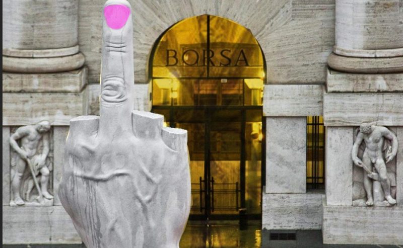Le statue di Milano si vestono di fucsai e oro