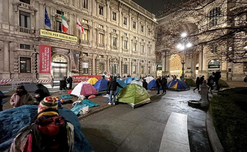 Dopo lo sgombero dei senzatetto, tendata sotto il Comune di Milano