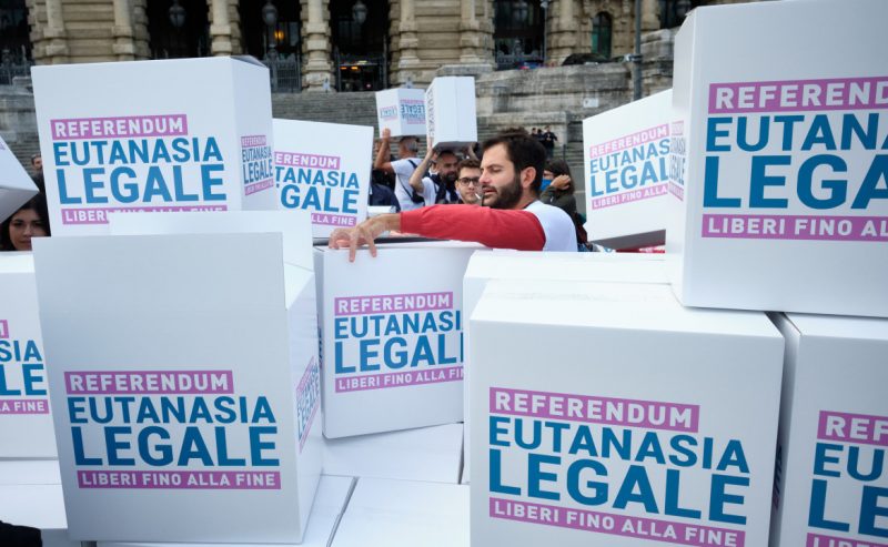 Eutanasia, referendum inammissibile. La Corte trova il pelo nell’uovo