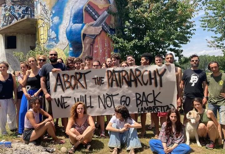 Abort the patriarchy! Porta il tuo cartello al Consolato USA