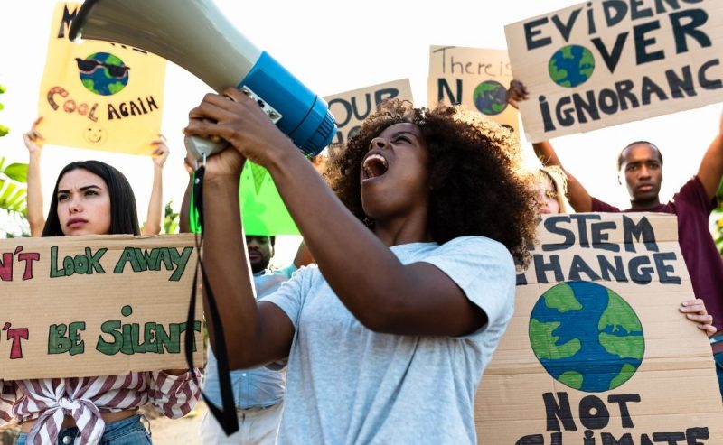 “Non possiamo mangiare carbone, non possiamo bere petrolio”. La lotta del movimento ambientalista africano contro la crisi climatica