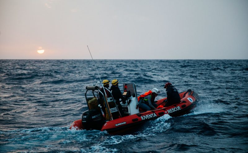 Prove inconsistenti, processo controverso, continui rinvii per errori dell’accusa: interrompere subito la persecuzione giudiziaria per chi salva vite in mare.