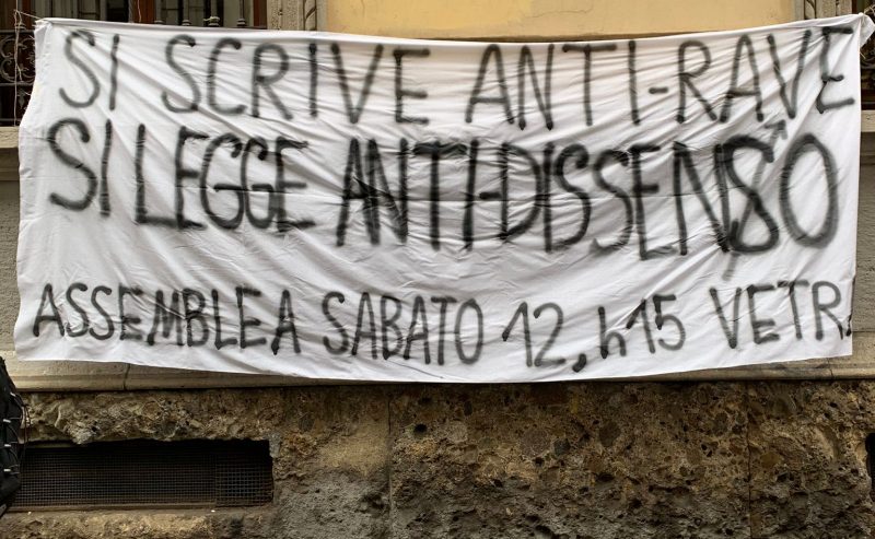 Milano, striscioni nelle scuole contro l’articolo 434 bis: la legge anti-rave buona per reprimere tutt*