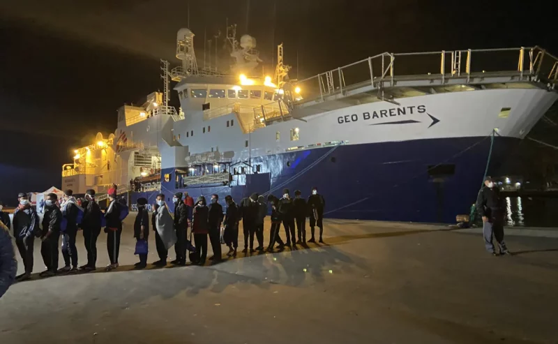 Le Ong nel porto di Catania: «Non usciamo. Devono sbarcare tutti i naufraghi»