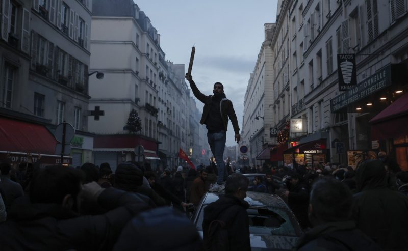 Parigi, spari contro i curdi: 3 morti. La comunità si ribella