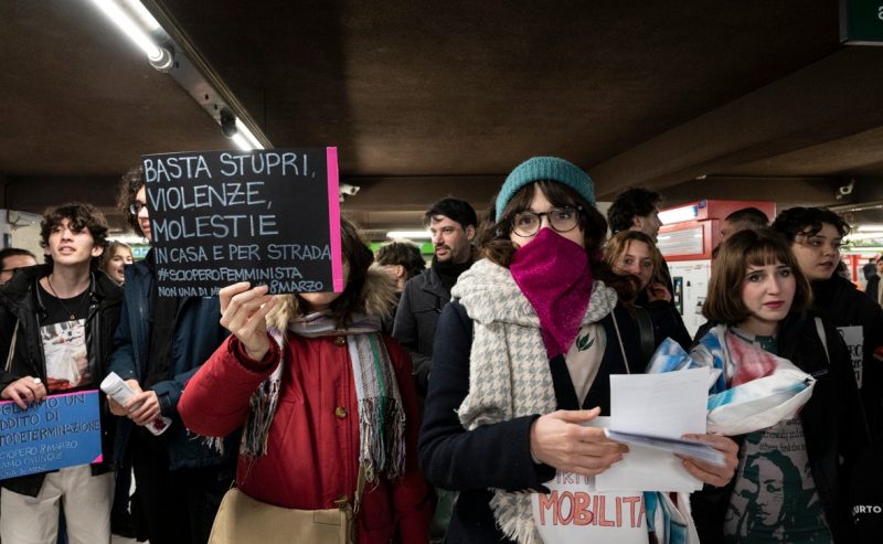Non Una Di Meno e Fridays For Future invadono la metro milanese per protestare contro i prezzi dei biglietti