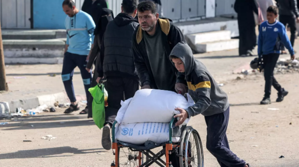 Guerra a Gaza: come Israele ha ucciso i palestinesi che aspettavano i camion di cibo nel Nord di Gaza