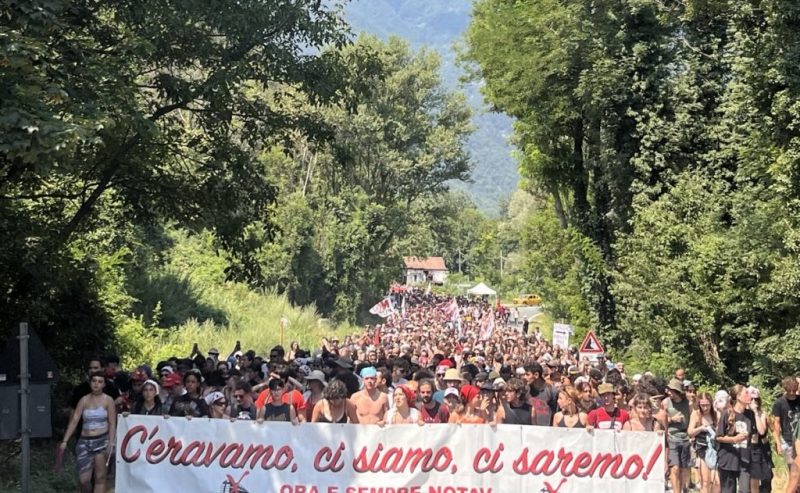 I NoTav si riprendono i luoghi della lotta. In 10.000 contro devastazione, guerra e sfruttamento