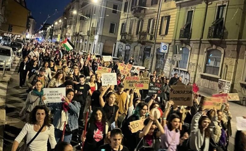 Non Una Di Meno ieri in piazza per l’aborto libero, sicuro e gratuito