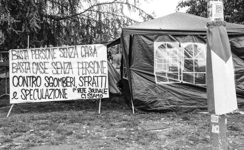 Piazza Leo, nuova acampada per il diritto all’abitare dopo l’incendio in via Fracastoro