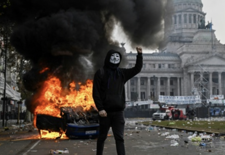 Argentina: la legge sul lavoro di Milei viene imposta nonostante una grande protesta