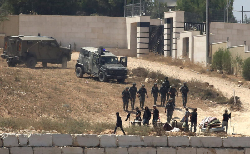 L’esercito non caccia i coloni ma svuota le case palestinesi